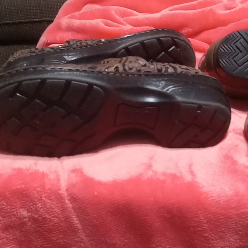 Size 8 - Picture 2 of 4